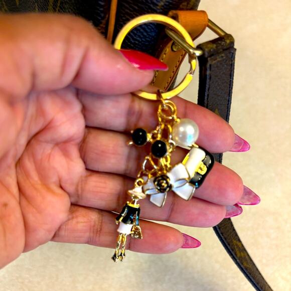 LOUIS VUITTON Danube Crossbody w/Box, Dust Bag, 1 Ribbon, 2 Bag Charms & COA.EUC - Picture 14 of 16